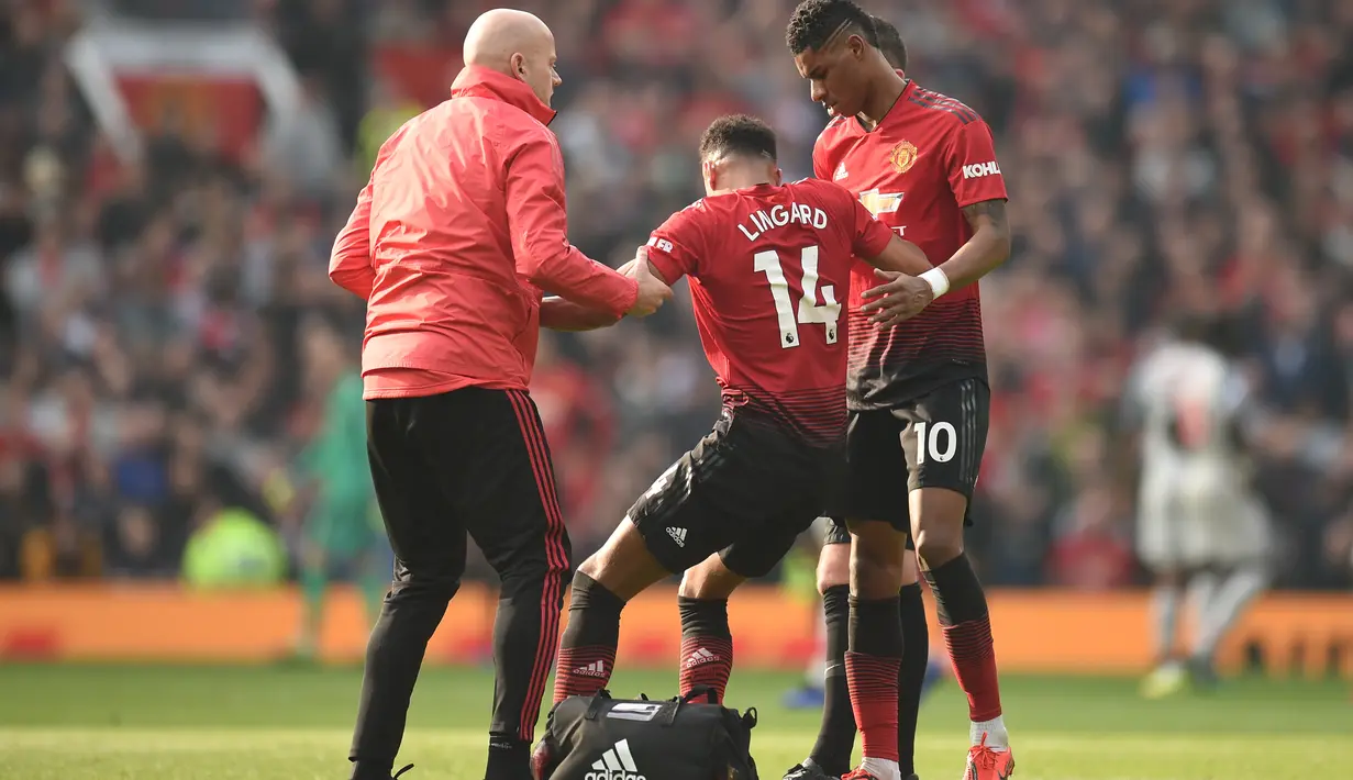 Jesse Lingard terpaksa ditarik keluar usai mengalami cedera pada laga lanjutan Premier League yang berlangsung di stadion Old Trafford, Manchester, Minggu (24/2). Man United bermain imbang 0-0 kontra Liverpool. (AFP/Oli Scarff)