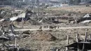Secara bersamaan, ribuan orang kembali ke rumah mereka di Jalur Gaza. (Eyad BABA/AFP)