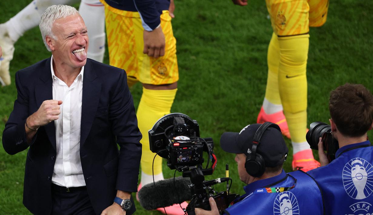 Pelatih Prancis, Didier Deschamps, merayakan kemenangan atas Portugal dalam laga 8 besar yang digelar di Volksparkstadion, Hamburg pada Sabtu (6/7/2024). (AFP/Ronny Hartmann)