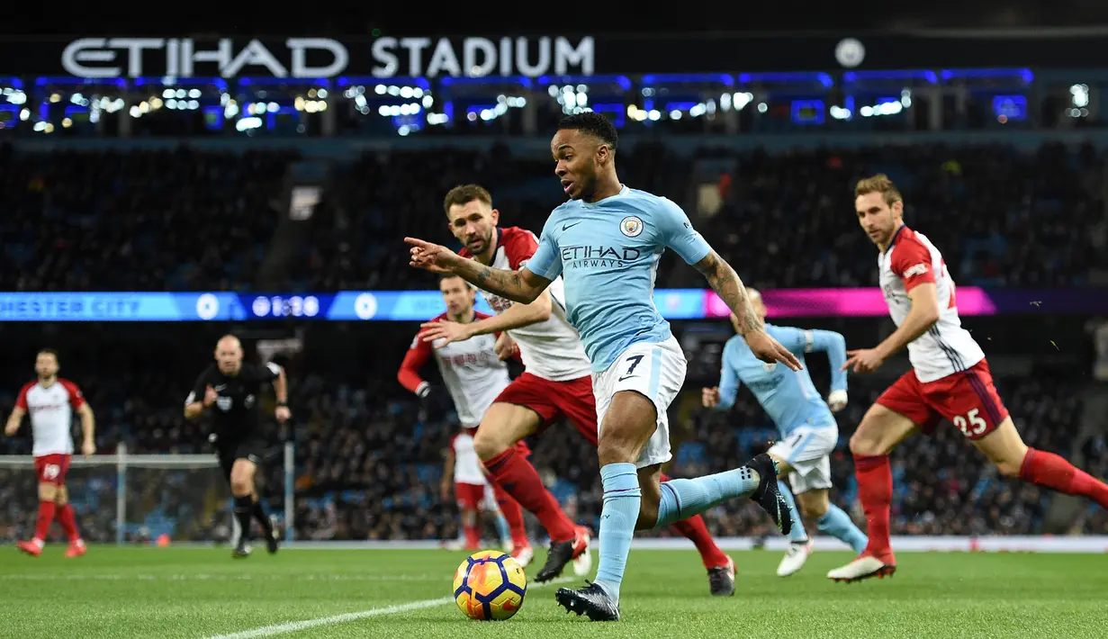 Gelandang Manchester City, Raheem Sterling mengendalikan bola saat menjamu West Bromwich Albion pada laga pekan ke-25 Premier League di Etihad Stadium, Kamis (1/2). City menang telak dalam laga yang berakhir dengan skor 3-0. (Oli SCARFF/AFP)