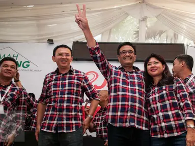 Paslon Gubernur DKI no urut 2, Basuki Tjahaja Purnama dan Djarot Syaiful Hidayat saat konferensi pers di Rumah Lembang, Jakarta, Rabu (15/2). Ahok mengingatkan pendukungnya untuk menunggu keputusan resmi dari KPUD DKI (Liputan6.com/Gempur M Surya)