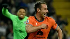 Pemain Inter Milan, Davide Fratesi melakukan selebrasi setelah mencetak gol kemenangan ke gawang Udinese pada laga Liga Italia 2023/2024 di Friuli - Dacia Arena stadium, Udinese, Italia, Selasa (09/04/2024) WIB. (AFP/Filippo Monteforte)