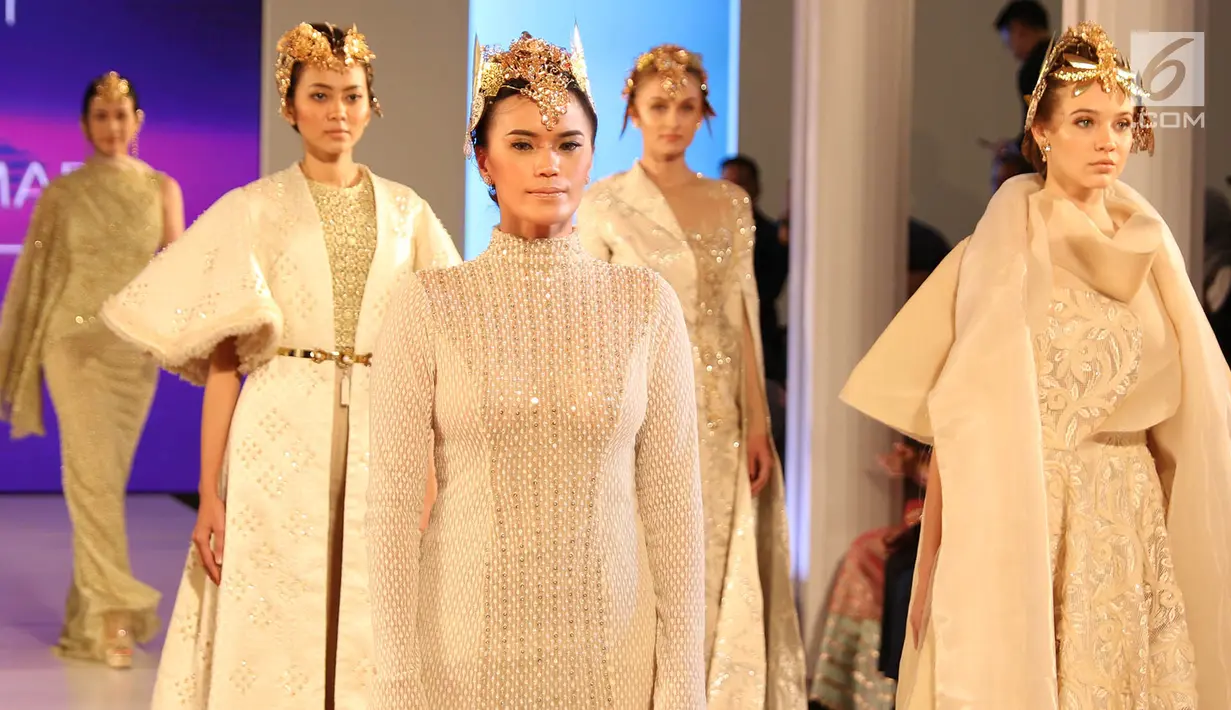 Model memperagakan busana dalam gelaran Fashion Nation 2018 di Senayan City, Jakarta, Senin (16/4). AkzoNobel, perusahaan cat terkemuka melalui Dulux Ambiance berkolaborasi dengan tiga desainer lokal. (Liputan6.com/Immanuel Antonius)