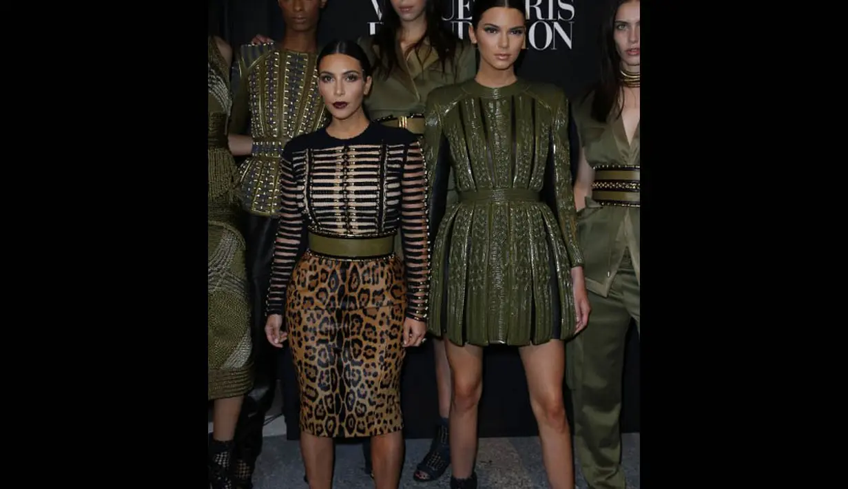 Kim Kardashian tampil bersama adik tirinya, Kendall Jenner (kanan) di Paris Fashion Week 2014, Rabu (9/7/14). (AFP PHOTO/Thomas Samson)