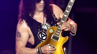 Gitaris Guns N' Roses, Slash ketika manggung di Coachella 2016. (AFP/Bintang.com)