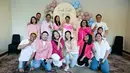 Kejutan besar terungkap ketika cat berwarna pink dilepaskan, menandai kelahiran putri kecil mereka. Acha mengungkapkan rasa bahagianya yang luar biasa melalui media sosial, menyatakan, "Rasanya seperti mimpi! Tak pernah menyangka akan memiliki seorang putri." (Liputan6.com/IG/@achasinaga)