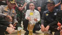 Wakil Wali Kota Depok, Chandra Rahmansyah menemukan bahwa takaran Minyakita tidak sesuai dan produsen menggunakan izin ilegal saat sidak di Pasar Sukatani. (Dicky Agung).