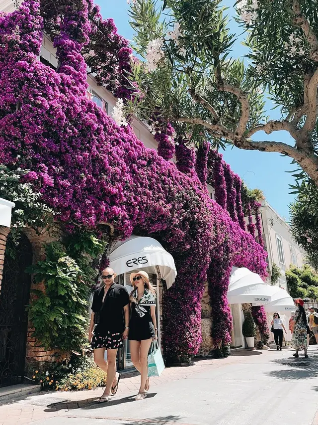 6 Gaya Musim Panas BCL Padukan Tanktop dan Bralette dengan Tas Dior Rp56 Jutaan saat Honeymoon Bareng Tiko Aryawardhana di Italia