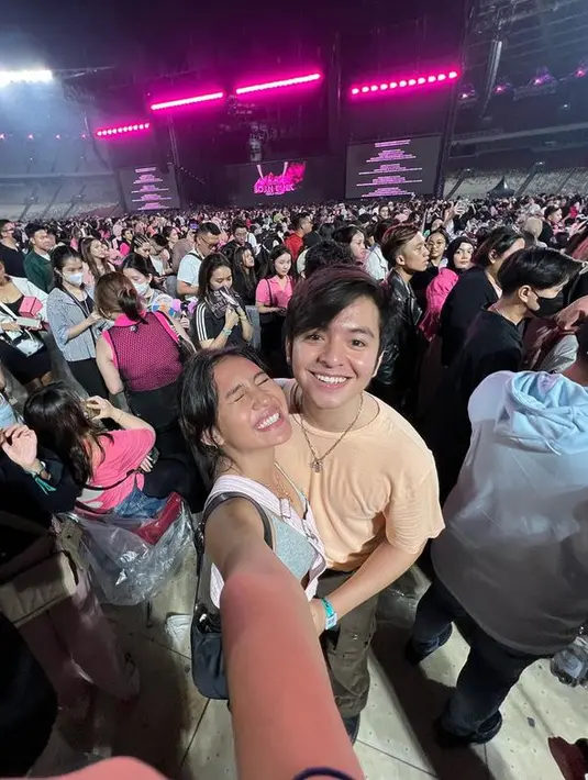 <p>Pasangan ini tampak sangat bahagia bisa kembali melihat aksi panggung BLACKPINK. [Foto: instagram.com/shenacinnamon]</p>