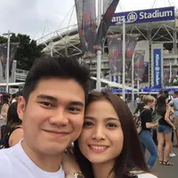 Acha Septriasa dan Vicky Kharisma menonton konser Coldplay di Sydney. (Instagram/septriasaacha)