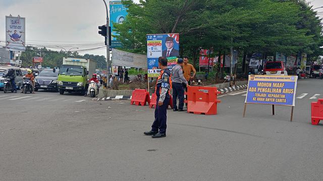 Penutupan jalur jalan menuju wisata Anyer di Kota Serang.