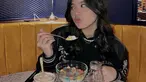 Zee JKT48 sangat menyukai es krim ketika hangout di mal. Es krim menjadi makanan favorit Zee. Ekspresi senang saat makan es krim ini memperlihatkan perempuan 16 Mei 2004 ini menemukan kesenangan saat lepas penat di hangout. Mencari kuliner yang enak seperti es krim bisa jadi salah satu opsi. (Liputan6.com/IG/@jkt48.zee)