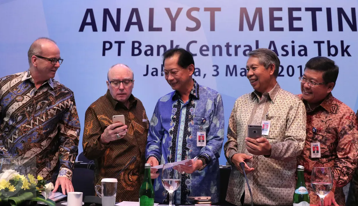 Presiden Direktur BCA, Jahja Setiaatmadja (tengah) bersama jajaran direksi saat paparan kinerja Bank BCA di Jakarta, (3/3). PT Bank Central Asia Tbk (BCA) mencatatkan kinerja keuangan positif di tahun 2015. (Liputan6.com/Angga Yuniar)