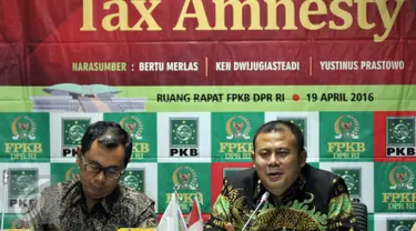 Direktur Eksekutif Cita Yustinus Prastowo (kiri) dan Anggota DPR-RI Fraksi PKB Cucun Ahmad Syamsurijal saat Mengurai Kontroversi RUU Pengampunan Pajak Tax Amnesty di ruang F-PKB, Jakarta, Selasa (19/4/2016). (Liputan6.com/Johan Tallo)