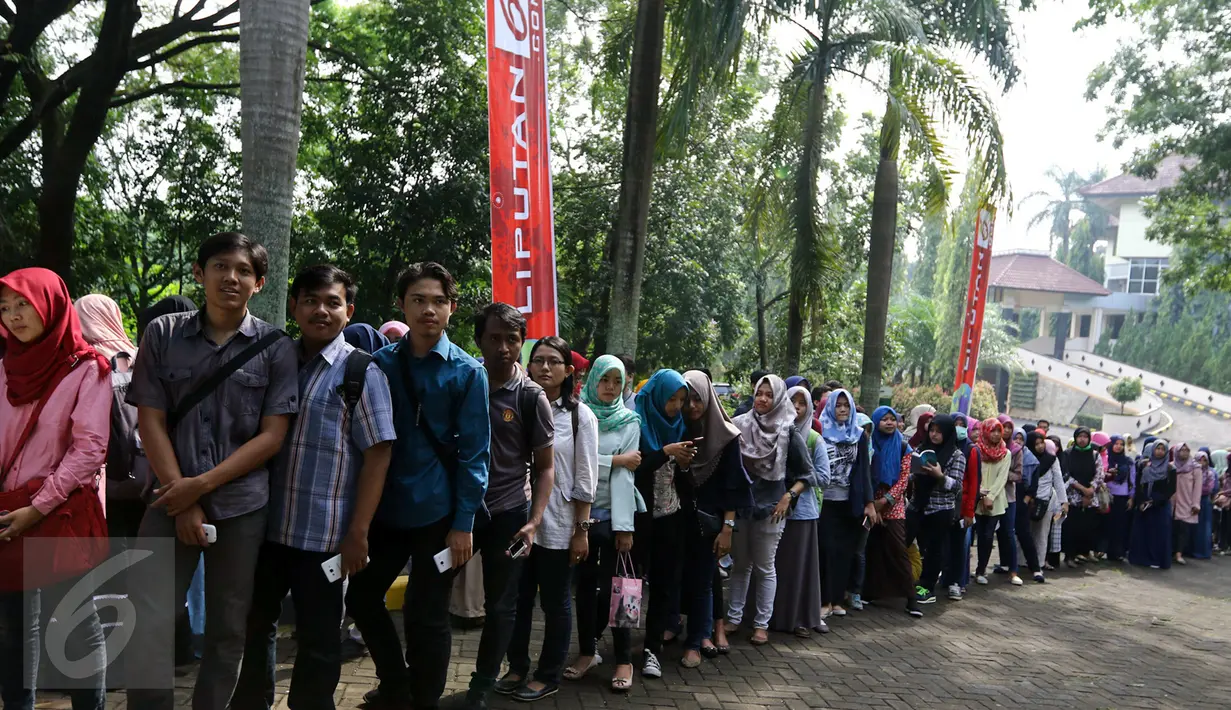 Antrean peserta yang akan melakukan registrasi pada hari kedua EMTEK Goes To Campus (EGTC) 2017 di Universitas Negeri Semarang, Jawa Tengah, Kamis, (6/4). Ini merupakan hari terakhir acara EGTC 2017 digelar di kota Semarang. (Liputan6.com/Yoppy Renato)