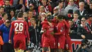 Para pemain Liverpool merayakan gol yang dicetak Sadio Mane ke gawang Salzburg pada laga Liga Champions di Stadion Anfield, Liverpool, Rabu (2/10). Liverpool menang 4-3 atas Salzburg. (AFP/Paul Ellis)