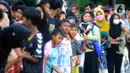 Pembagian takjil dilakkukan jelang waktu berbuka puasa selama bulan suci Ramadhan 1444 Hijriah. (merdeka.com/Arie Basuki)