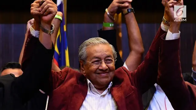 Mahathir Mohamad mencetak kemenangan bersejarah di Pemilu Malaysia 2018. Koalisi Pakatan Harapan yang dipimpinnya memenangkan 115 kursi parlemen, melebihi ambang batas 112 kursi yang diperlukan untuk membentuk pemerintahan.