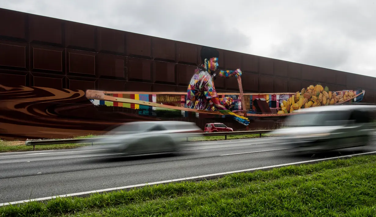 Mural raksasa karya seniman asal Brasil, Eduardo Kobra yang dibuat di Itapevi, wilayah metropolitan Sao Paulo, Brasil (12/4). Sebelumnya seniman ini juga membuat sebuah mural raksasa untuk merayakan Olimpiade Rio. (AFP Photo/Nelson Almeida)