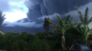 Foto yang diambil dan dirilis Badan Nasional Penanggulangan Bencana (BNPB) pada 7 Mei 2019 menunjukkan aktivitas Gunung Sinabung yang kembali memuntahkan abu vulkanik tebal, saat dipantau dari wilayah Karo. (AFP Photo/Handout /BNBP)