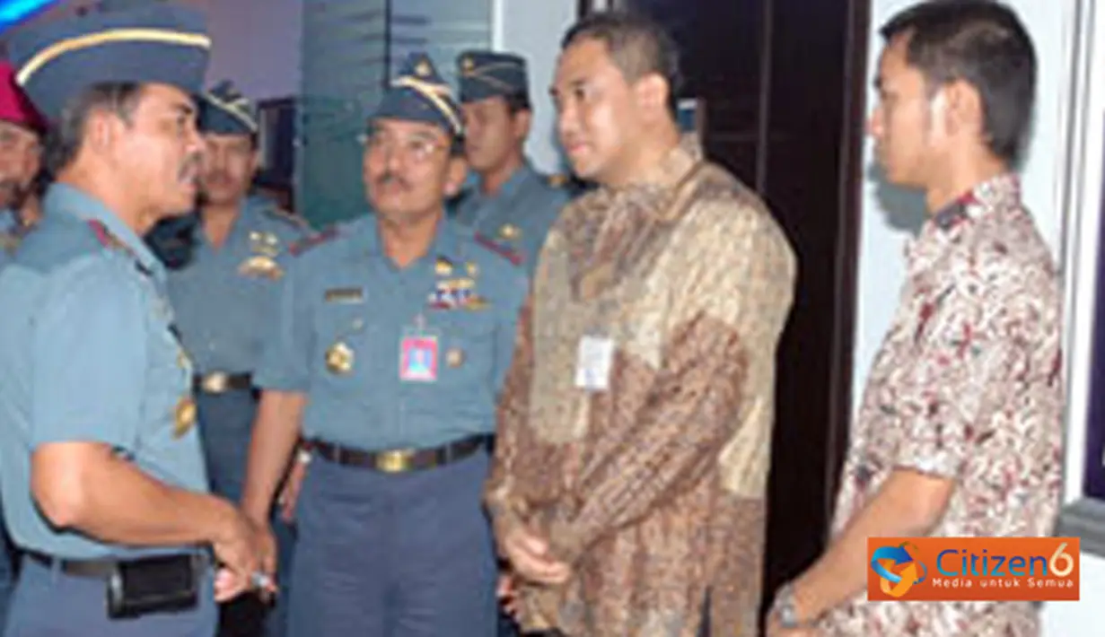 Citizen6, Surabaya: Komandan Koabangdikal Laksda TNI Sadiman berkoordinasi dengan instruktur pelatihan. (Pengirim: Penkobangdikal)
