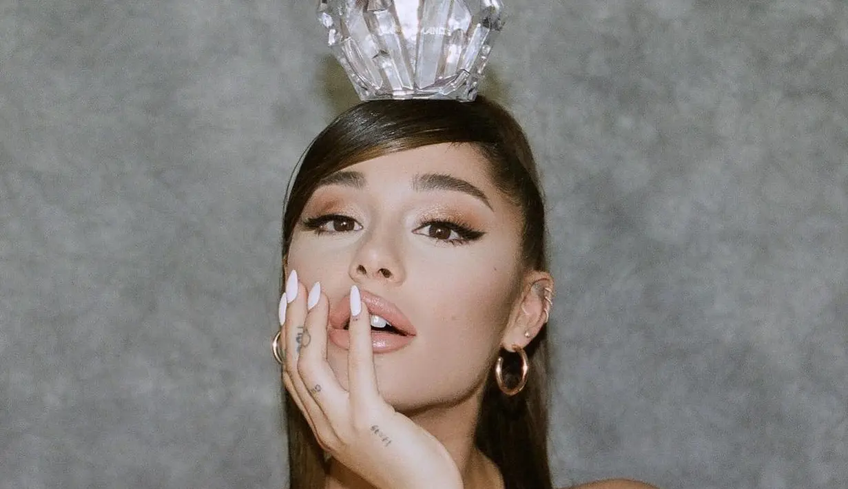 Ariana Grande hampir selalu tampil dengan bold makeup yang jadi ciri khasnya, membuatnya semakin memesona dengan nuansa warna makeup yang pas dengan tone kulitnya. Foto: Instagram.