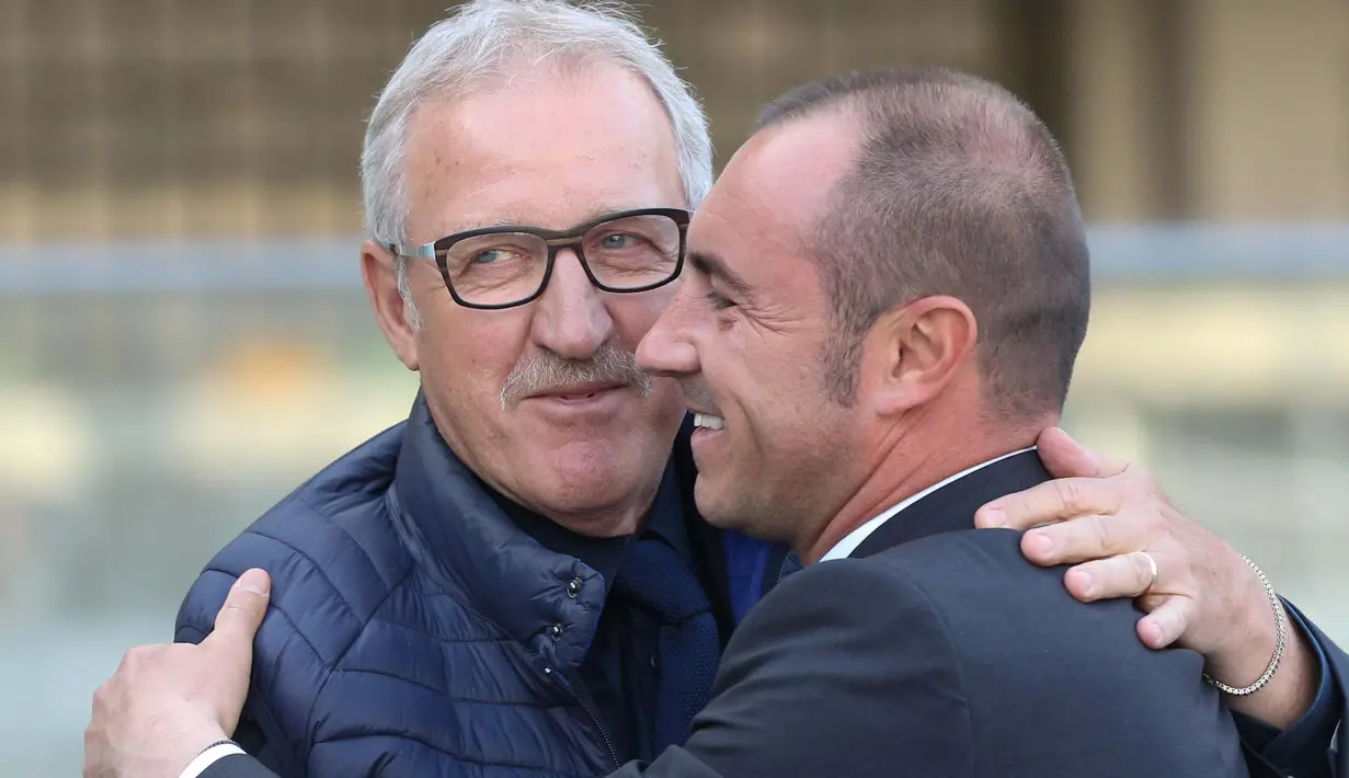 Pelatih Hellas Verona, Luigi Delneri (kiri) dan pelatih AC Milan, Christian Brocchi berpelukan usai laga  lanjutan Liga Italia Seire A pekan ke-35 di Stadio Marc'Antonio Bentegodi, Senin (25/4/2016) malam WIB. EPA/Filippo Venezia)