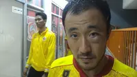 Wajah pemain asing Sriwijaya, Yu Hyun-koo, memar parah karena disikut penyerang Surabaya United, Emile Mbamba, dalam laga semifinal Piala Gubernur Kaltim pada Kamis (10/3/2016). (Bola.com/Riskha Prasetya)