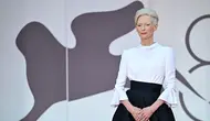 Tilda Swinton berdiri di depan logo International Venice Film Festival ke-82 pada 27 Agustus 2025 Lido, Venesia. (Tiziana FABI / AFP)
