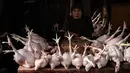 Selain itu, harga daging ayam ras juga masih relatif tinggi. Tampak dalam foto, pedagang ayam potong menanti pembeli di sebuah warung pinggir jalan, Jakarta pada 4 April 2026. (YASUYOSHI CHIBA/AFP)