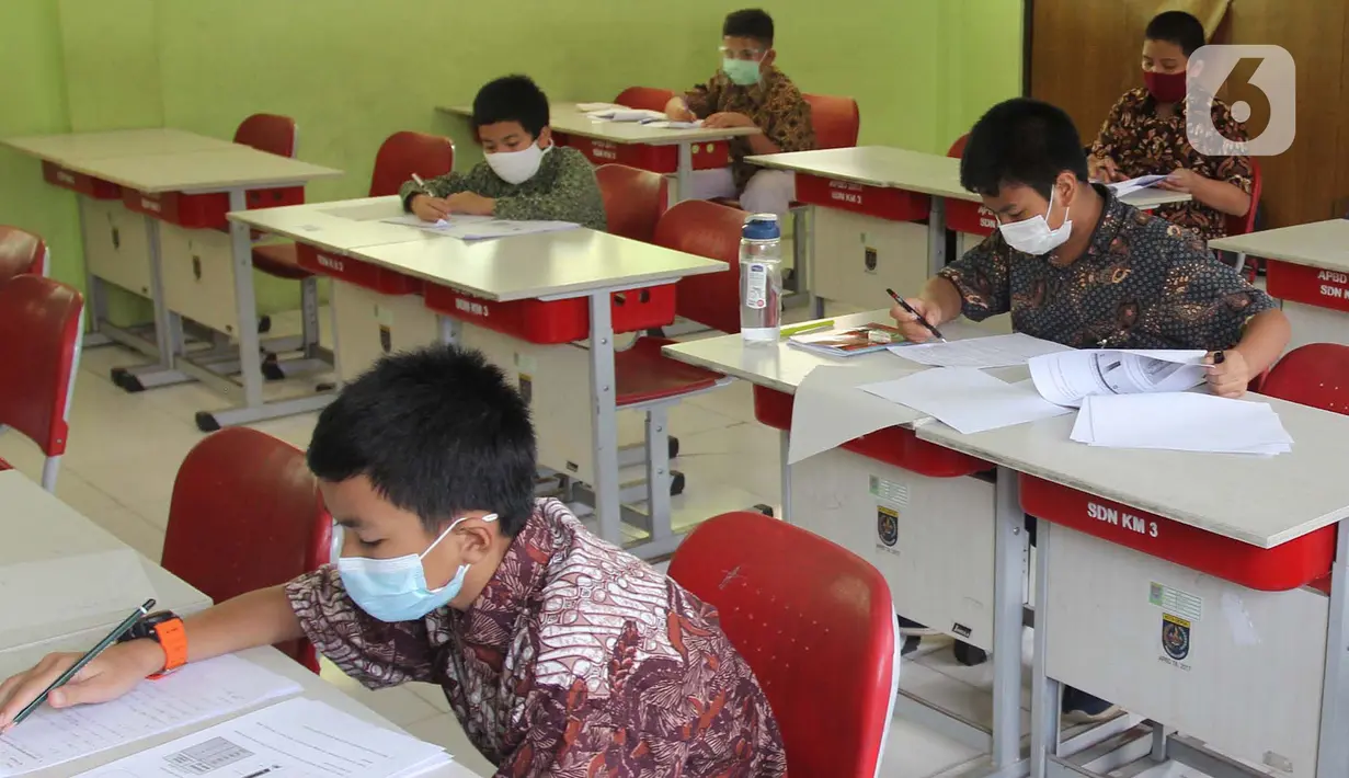 Murid perwakilan sekolah mengerjakan soal saat kegiatan Kompetisi Sains Nasional (KSN) seleksi Tingkat SD/ MI se-Kota Depok mata pelajaran IPA di SDN Kemirimuka 3, Depok, jawa Barat, Senin (22/3/2021). Pelaksanaan KSN tahun ini dilaksanakan secara tatap muka. (merdeka.com/Arie Basuki)