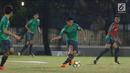Pemain Timnas Indonesia U-19, Syahrian Abimanyu (ketiga kiri) menggiring bola saat latihan perdana jelang laga melawan Jepang U-19 di Lapangan A Kompleks GBK, Jakarta, Kamis (22/3). Laga kedua tim digelar Minggu (25/3). (Liputan6.com/Helmi Fithriansyah)