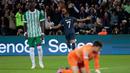 Kylian Mbappe menjadi pencetak gol kedua PSG pada menit ke-32 lewat sepakan melengkung ke tiang jauh usai menerima umpan pendek Neymar. (AFP/Geoffroy van der Hasselt)