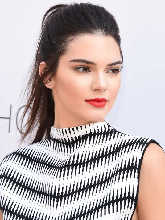 Kecantikan Kendall pun mampu membuat kaum adam susah ‘Kedip’. Ia selalu tampil elegant dan feminim saat di Red Carpet acara launching fashion brand ternama. (AFP/Bintang.com)