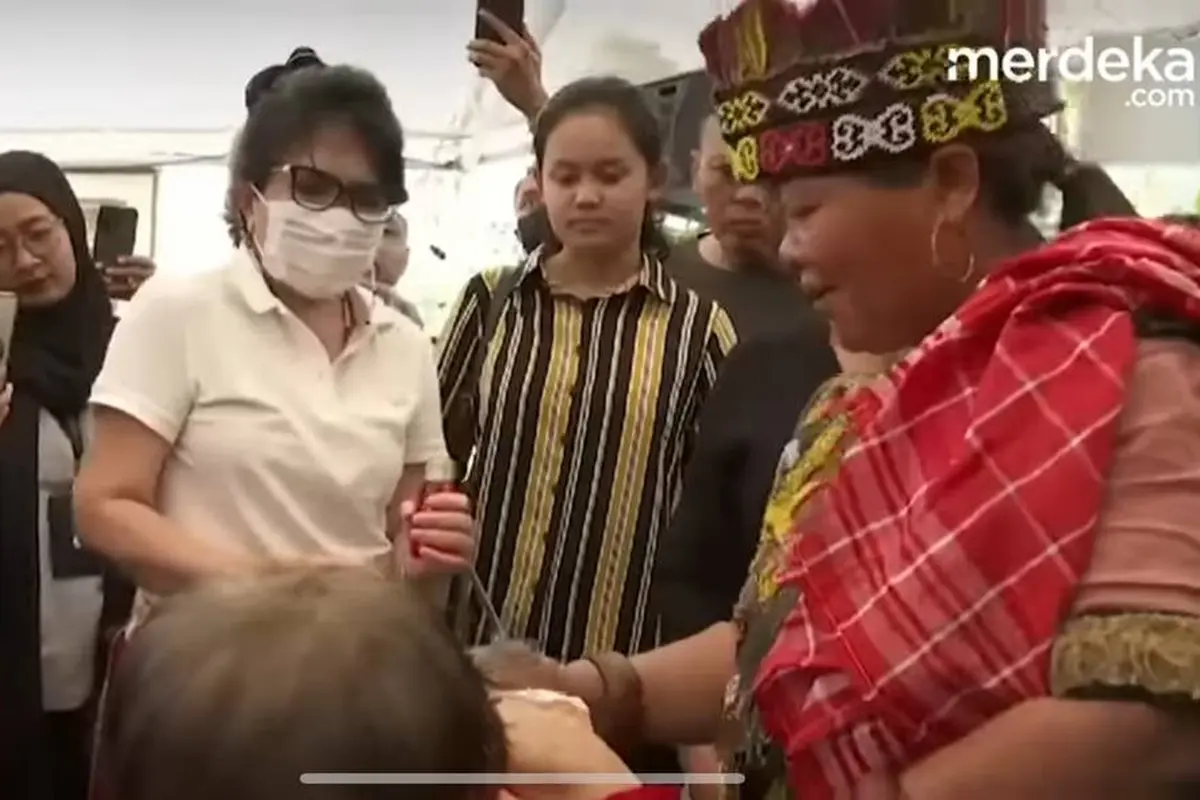 Sosok Ida Dayak, perempuan yang menggelar alternatif dengan pakaian Dayak lengkap dan berbekal minyak oles yang ia beri nama minyak bintang.