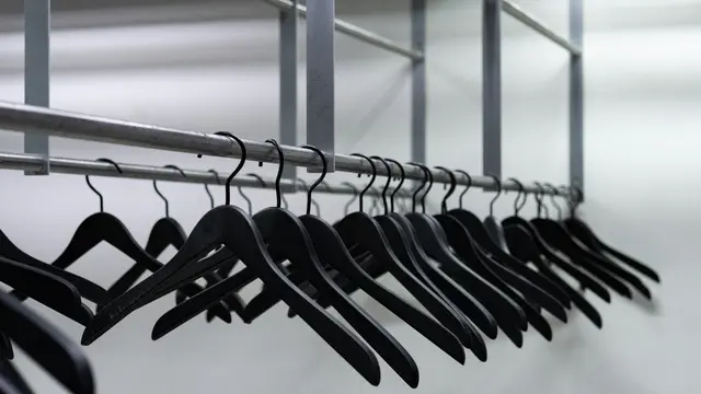 Tips Menggantung Pakaian Pakai Hanger