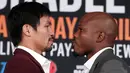 Petinju asal Filipina Manny Pacquiao berhadapan dengan Timothy Bradley saat jumpa pers pengumuman resmi pertarungan mereka di Beverly Hills, California, USA (19/1/2016). Pacquiao memutuskan pensiun usai melawan Bradley 9 April 2016. (AFP/CHRIS FARINA)