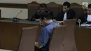 Terdakwa kasus suap yang juga Panitera Pengadilan Negeri Medan, Helpandi saat menjalani sidang pembacaan putusan di Pengadilan Tipikor, Jakarta, Kamis (4/4). Helpandi dinyatakan bersalah dan dihukum 7 tahun penjara dan denda Rp 300 juta. (Liputan6.com/Helmi Fithriansyah)