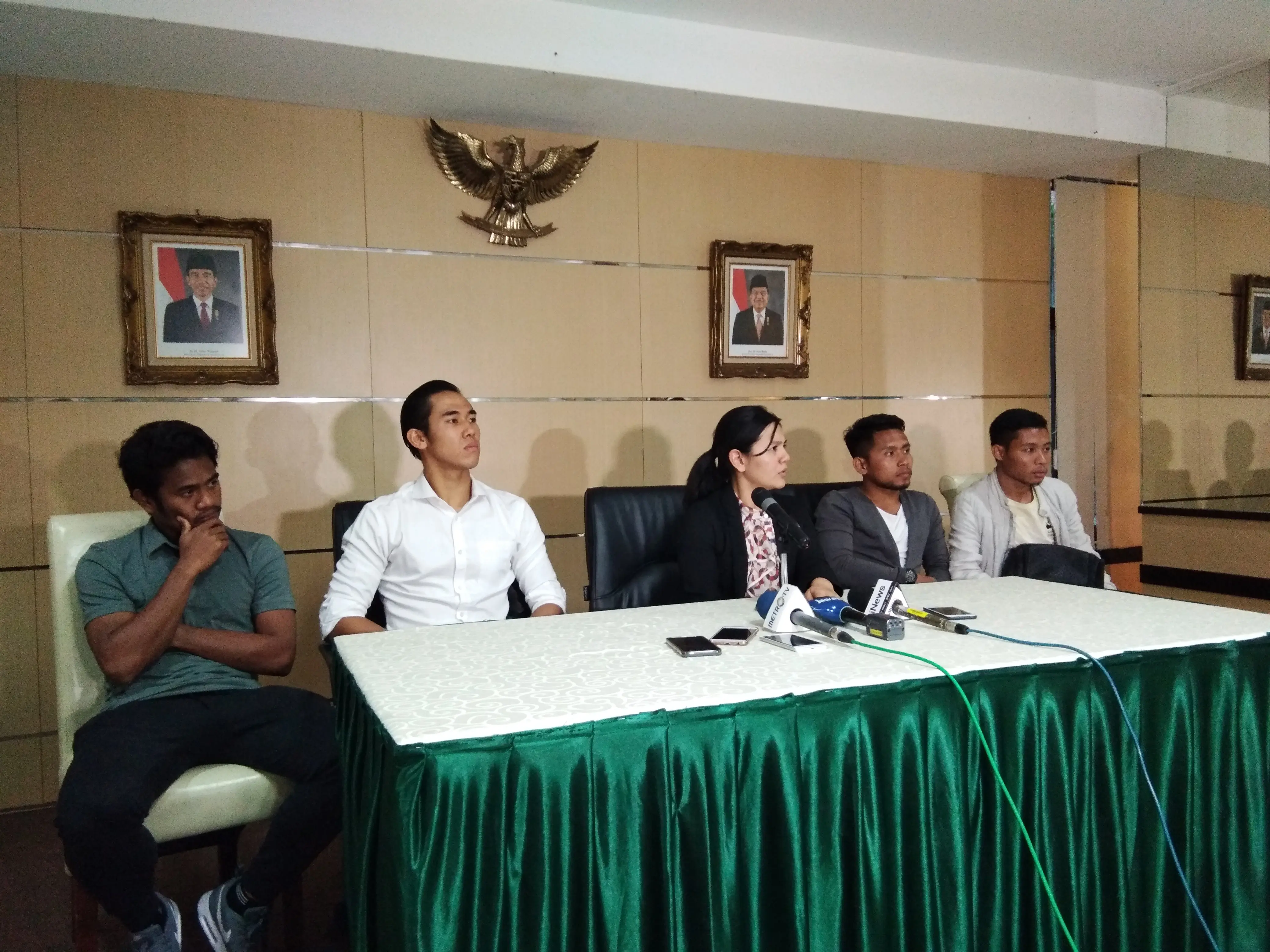 Sekretaris Jenderal PSSI, Ratu Tisha (ketiga dari kanan) saat menggelar jumpa pers bersama enam pemain timnas Indonesia di Jakarta, Selasa (12/12/2017). (Liputan6.com/Cakrayuri Nuralam)