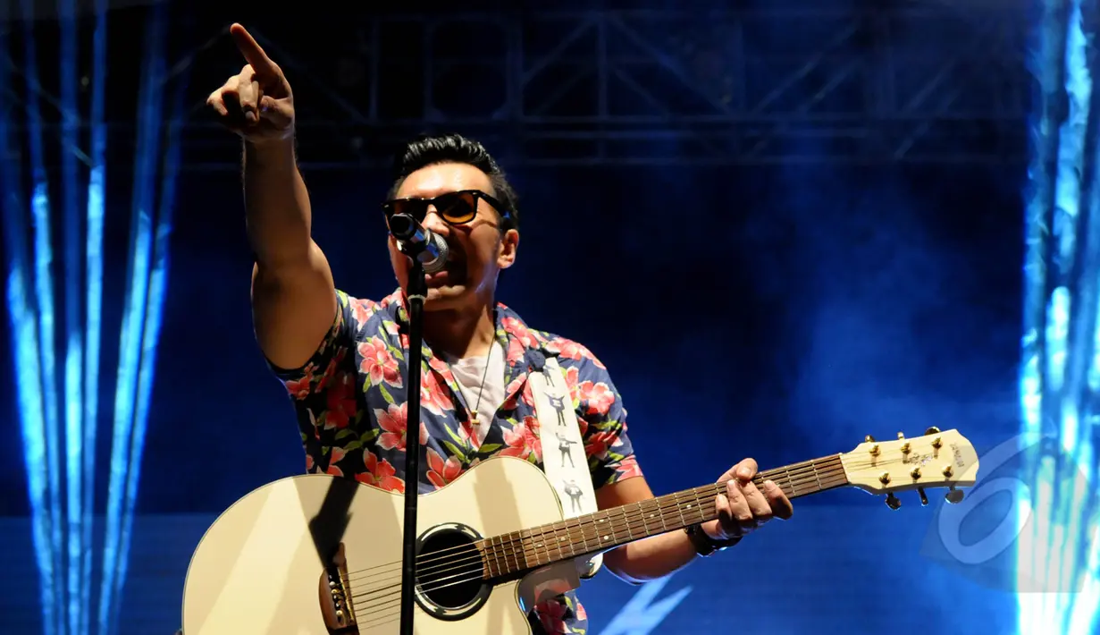 Band Rock & Roll, Naif saat beraksi di Indonesia Greaser Party 2015, Senayan, Jakarta, Jumat (10/4/2015). (Liputan6.com/Faisal R Syam)