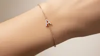 7 Model Gelang Emas Kecil Liontin Huruf Inisial Hadiah Ulang Tahun, Elegan dan Penuh Makna (Foto: Gemini AI)