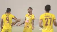 Pemain Sriwijaya FC, Hilton Moreira berdiskusi dengan rekannya usai kalah dari Arema FC pada babak delapan besar Piala Presiden 2017 di Stadion Manahan, Solo. Jumat (26/2/2017). (Bola.com/Nicklas Hanoatubun)