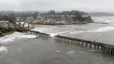 Pemandangan udara menunjukkan dermaga yang rusak terbelah di Capitola, California, pada 9 Januari 2023. Badai besar yang disebut "badai bom" oleh ahli meteorologi telah tiba dan diperkirakan akan menyebabkan banjir yang meluas di seluruh negara bagian. (AFP/Josh Edelson)
