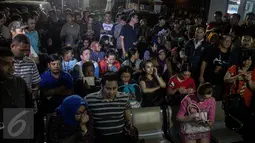 Puluhan orangtua korban vaksin palsu menunggu di depan RS Harapan Bunda, Jakarta, Kamis (14/7). Mereka menuntut pihak rumah sakit memberi penjelasan atas kasus vaksin palsu yang kemungkinan besar juga diberikan kepada anaknya.(Liputan6.com/Faizal Fanani)