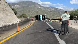 Sebuah bus yang mengangkut para imigran terbalik di Meksiko selatan pada hari Jumat. (Mexico's Civil Protection / AFP)