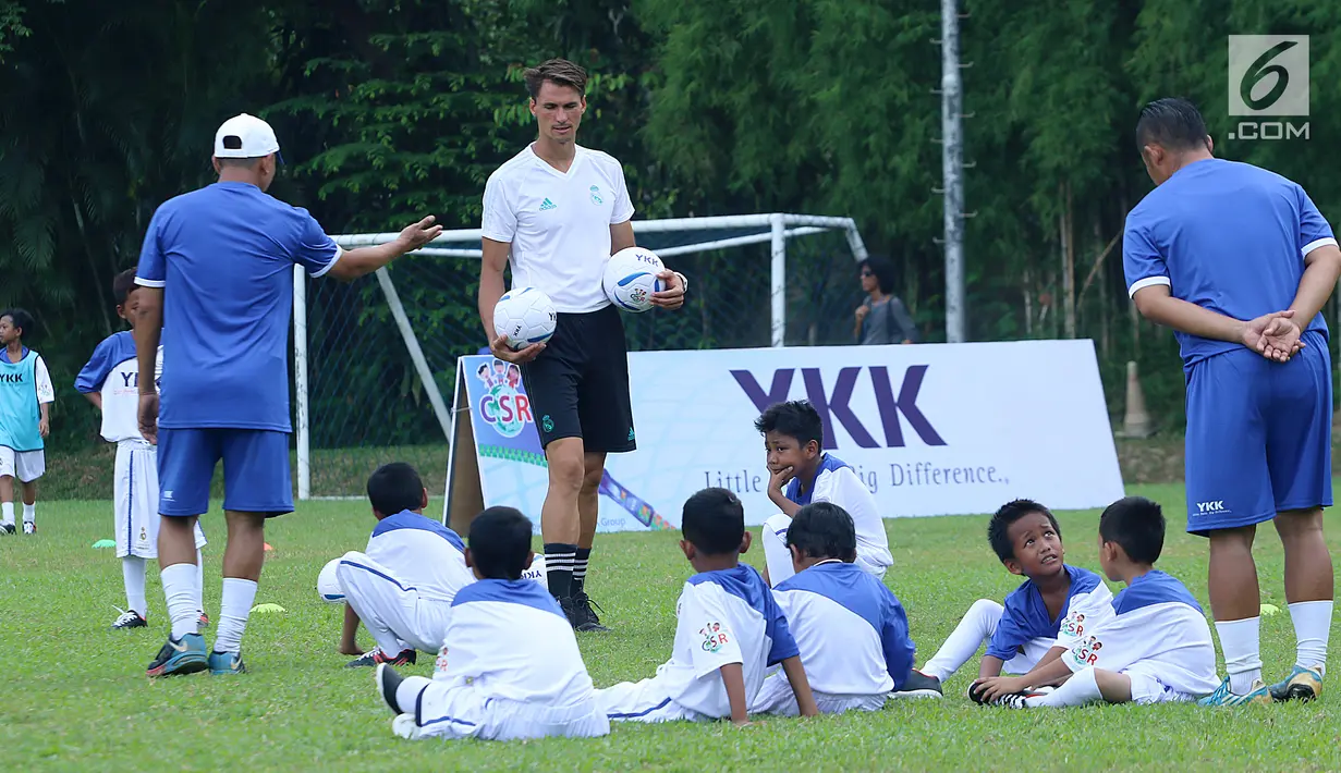 Pelatih sepak bola memberikan arahan kepada anak-anak pra sejahtera dalam pelatihan sepak bola YKK Asia Group Kids Footbal Clinic di Ciputat, Tangerang Selatan, Sabtu (7/10). (Liputan6.com/Fery Pradolo)