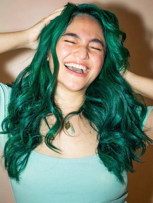 Tak hanya soal rambut, penampilannya makin stylish berkat sentuhan makeup natural glowing yang membuat wajahnya tampak segar. Ia juga mengenakan kalung simpel sebagai aksesori pelengkap yang mempermanis tampilan keseluruhan. Gaya ini membuat Marshanda tampak effortless namun tetap fashionable. (Liputan6.com/IG/@marshanda99)