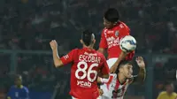 Pemain Persija Jakarta, Rafael Dos Santos (kanan) berebut bola dengan para Bali United pada laga Trofeo Persija di Stadion Utama Gelora Bung Karno, Jakarta, Sabtu (9/4/2016). (Bola.com/Nicklas Hanoatubun)