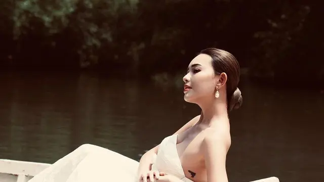 Tampilan Amanda Manopo di Atas Perahu. [@winstongomez]