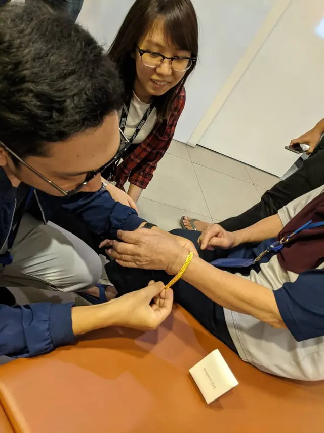 Diputus Kerja, Petugas Kebersihan Ini Dapat Hadiah Gelang Emas dari Karyawan